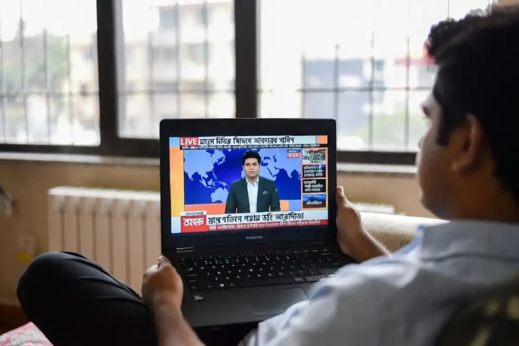 Watching ABP Ananda Bengali live news on a mobile phone