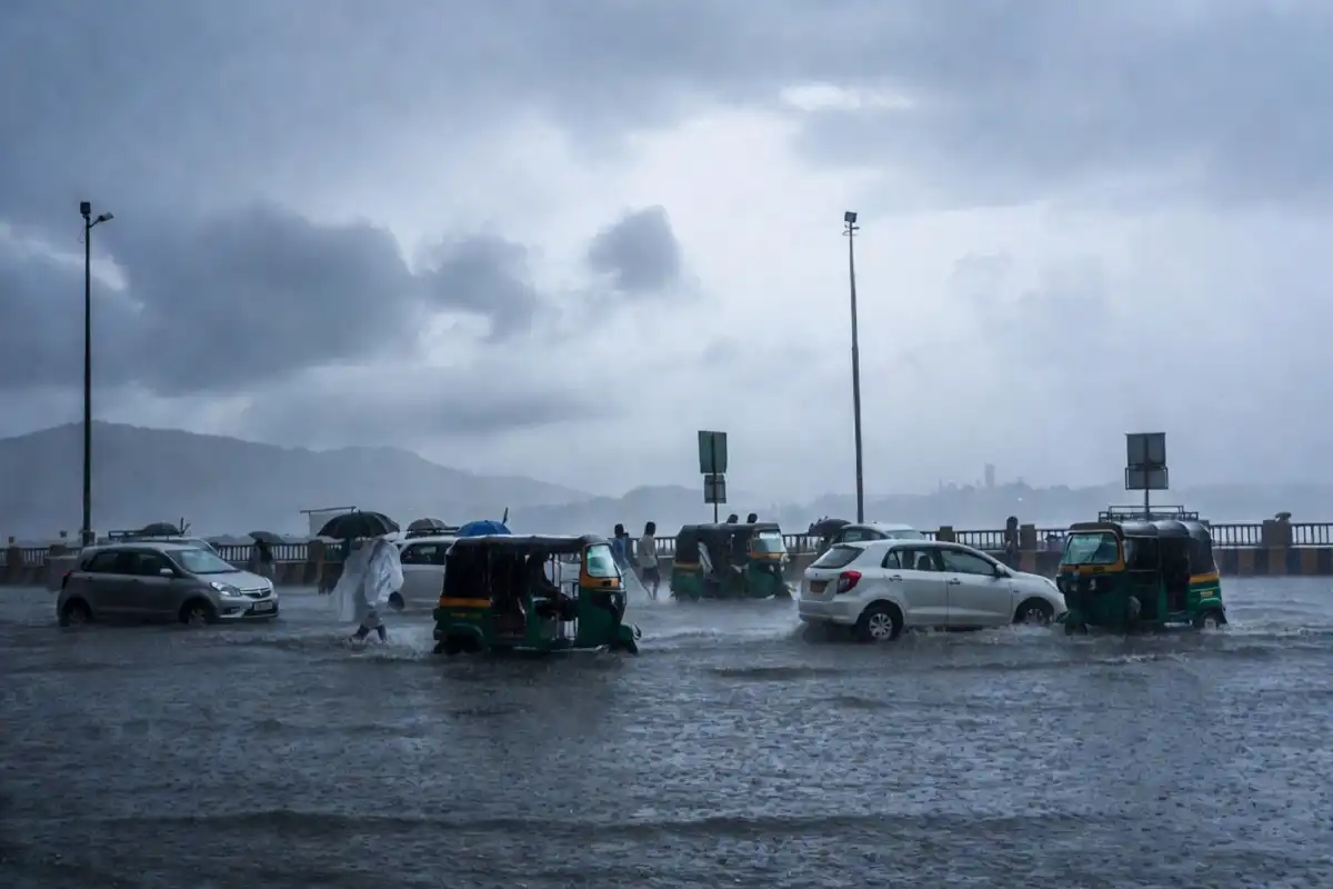 Heavy monsoon rain causing waterlogging on Dehradun roads
