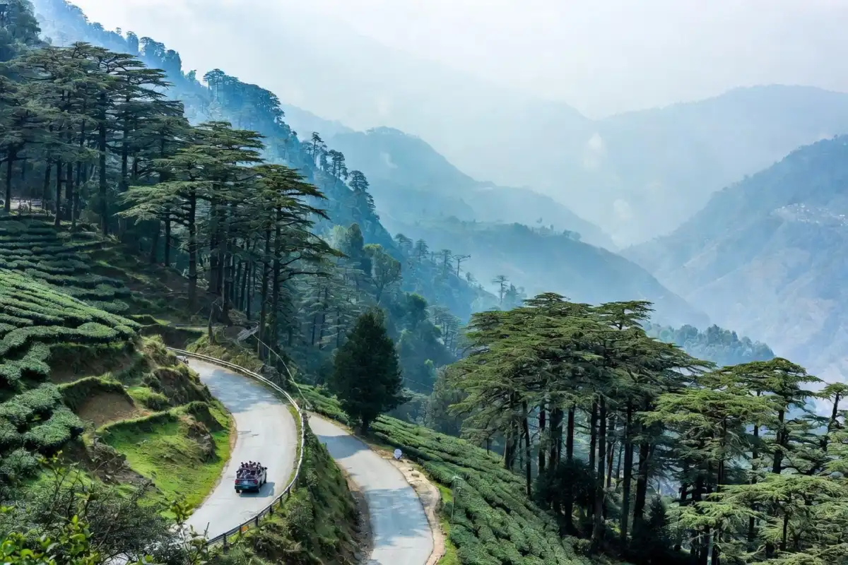 Tourists on the scenic road from Dehradun to Mussoorie hill station