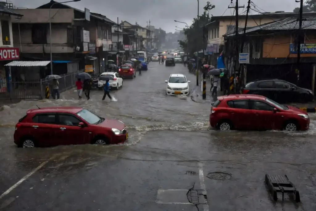 Mumbai rain causing waterlogging and traffic disruption on city roads